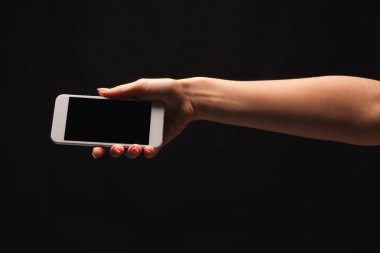 Boş ekran ile mobil akıllı telefon tutarak el