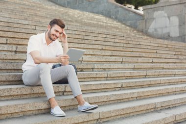 Genç neşeli işadamı tablet açık havada kullanma