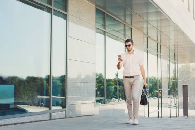 Telefonunuzun ve açık havada emin düşünceli işadamı