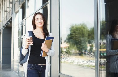 Ders kitapları ve kahve ile güzel öğrenci kız
