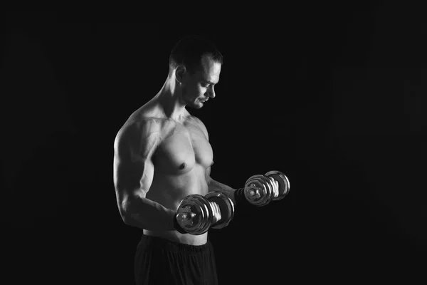 Homem atlético forte com haltere mostra corpo muscular nu — Fotografia de Stock