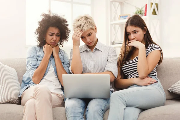 Drei traurige Frauen mit Laptop zu Hause — Stockfoto