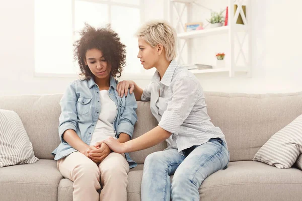 Duas mulheres falando sobre problemas em casa — Fotografia de Stock