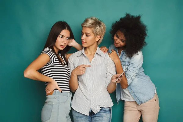 Három női barátok segítségével okostelefon — Stock Fotó