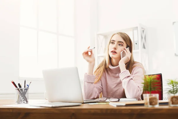 Seriös affärskvinna på jobbet pratar telefon — Stockfoto