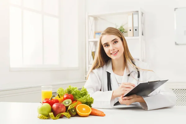 Beslenme uzmanı Resepsiyon meyve ve ölçüm bandı ile — Stok fotoğraf