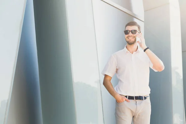 Empresário sorrindo fazendo um telefonema ao ar livre — Fotografia de Stock