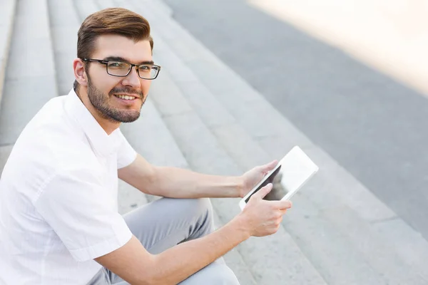 Hombre de negocios feliz guapo usando tableta al aire libre, primer plano — Foto de Stock