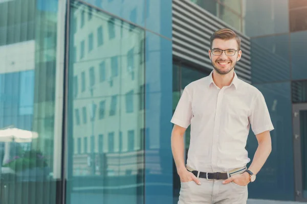 Elegante sorridente empresário de pé ao ar livre — Fotografia de Stock