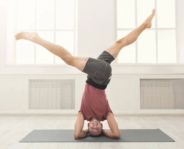 Ung flexibel man stående på händer — Stockfoto