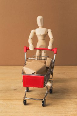 Alışveriş sepeti minyatür ahşap manken