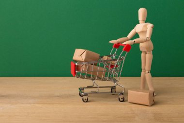 Alışveriş sepeti minyatür ahşap manken