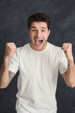 Heyecanlı adam başarı için çok memnun