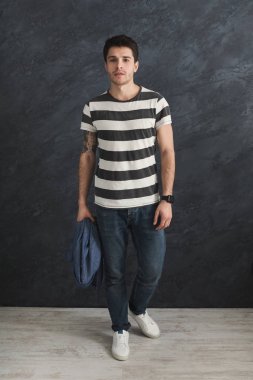 Şık yakışıklı Studio poz