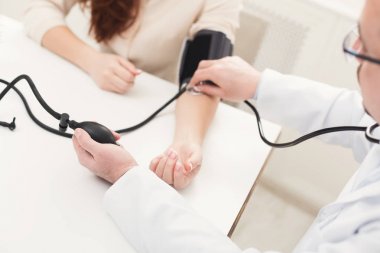 Doktor el tonometer kullanarak closeup