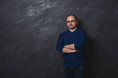 Gözlük portre yakışıklı kendine güvenen adam