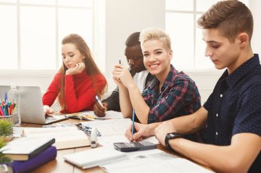 Grup çeşitli öğrenci ahşap masa eğitim