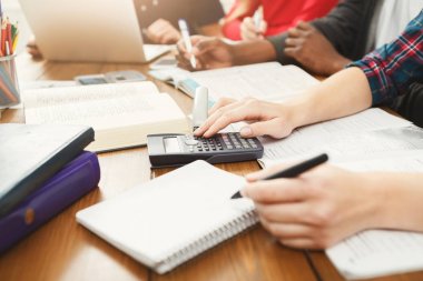 Grup çeşitli öğrenci ahşap masa eğitim