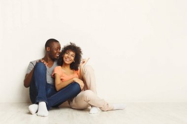 Sarılma, katta oturan Afrikalı-Amerikalı Çift