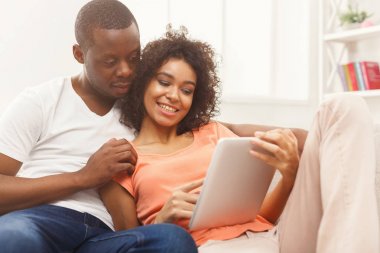 Siyah çift yapımı evde dijital tablet kullanma