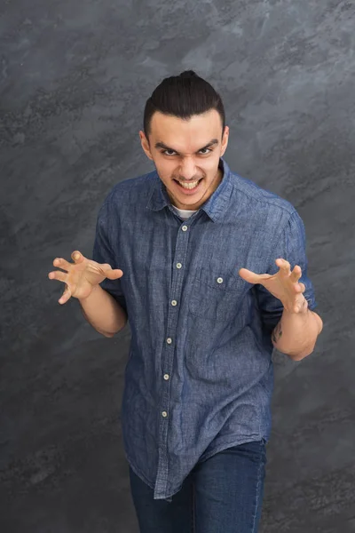 Mladý muž s strašidelné obličeje vystrašit — Stock fotografie