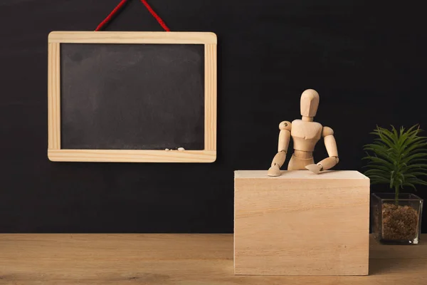 Marioneta de madera sentada en el aula — Foto de Stock