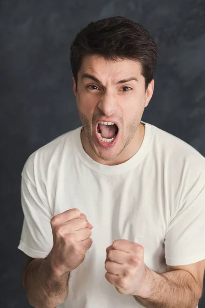 Portret van boos huilende man — Stockfoto