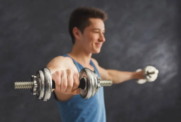 Fitness-Mann macht Übung mit Kurzhanteln — Stockfoto