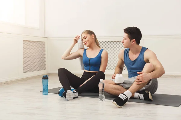 Fitness couple resting after training — Stock Photo, Image