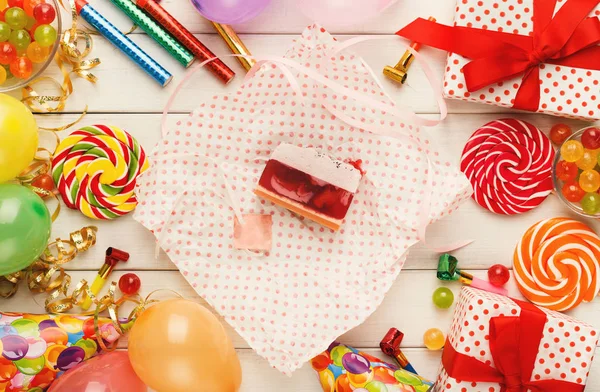 Bolo de baga saboroso e muitas decorações de festa de aniversário — Fotografia de Stock