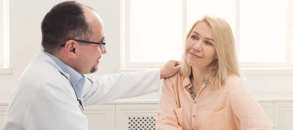 Hastanede doktor danışmanlık kadın — Stok fotoğraf