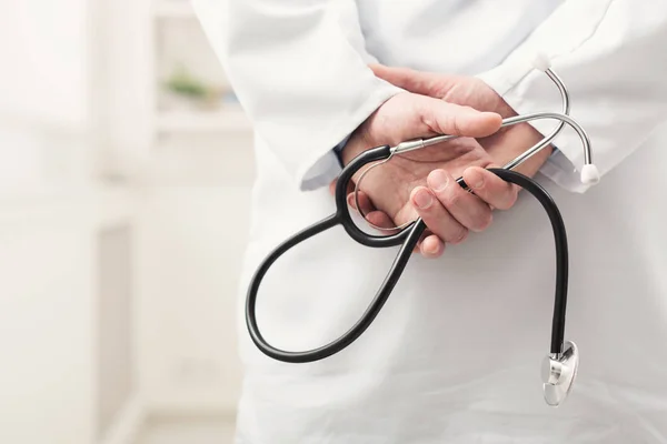 Male hand holding stethoscope closeup — Stock Photo, Image