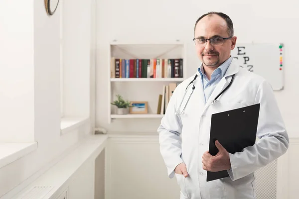 Портрет доктора в очках в его кабинете — стоковое фото
