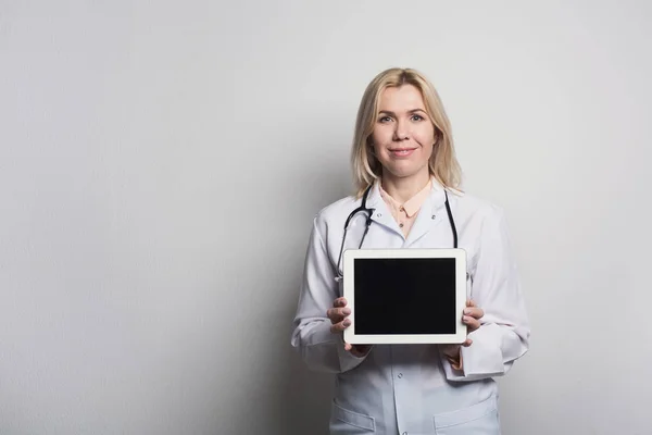 Doctor holding tablet computer with blank screen — Stock Photo, Image
