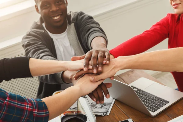 Mensen uit het bedrijfsleven op de werktafel samenstellen van handen — Stockfoto