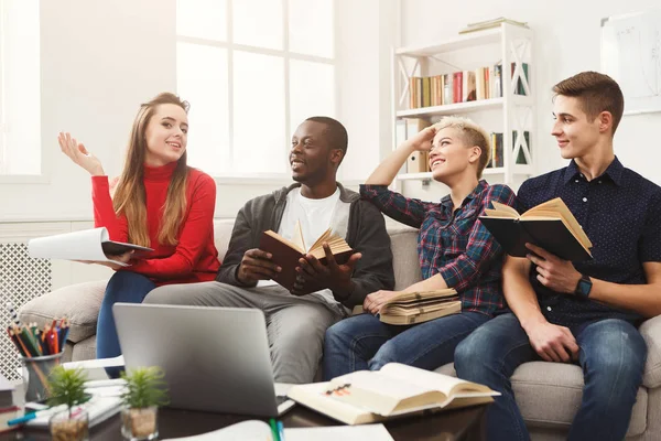 Grupy z różnych studentów studiujących w domu atmosferę na kanapie — Zdjęcie stockowe