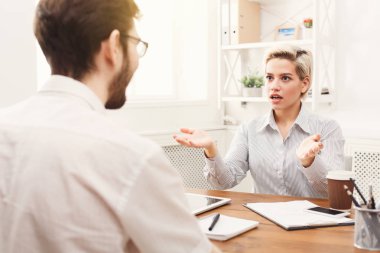 Modern ofiste çalışan genç meslektaşlarının Çift