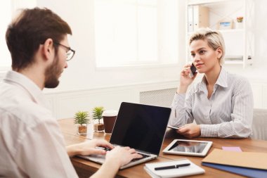 Ofiste genç iş ortakları