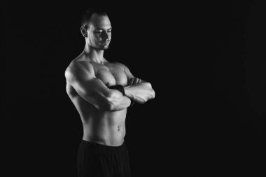 Güçlü atletik adam aidatı çıplak kas vücut