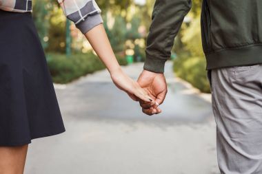 Çok ırklı kaç aşk içinde park closeup yürümek