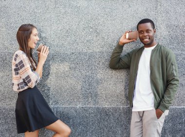 Çok ırklı çift teneke konuşmaya arayabilirsiniz