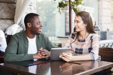 Kafede dijital tablet kullanan genç çift
