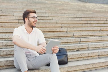 Genç neşeli işadamı tablet açık havada kullanma