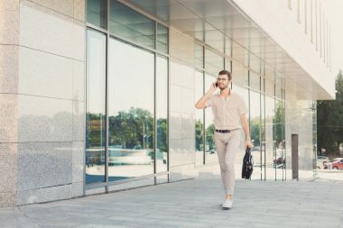 Telefonunuzun ve açık havada genç neşeli işadamı