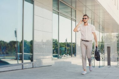 Emin mutlu işadamı bir telefon görüşmesi açık havada yapma