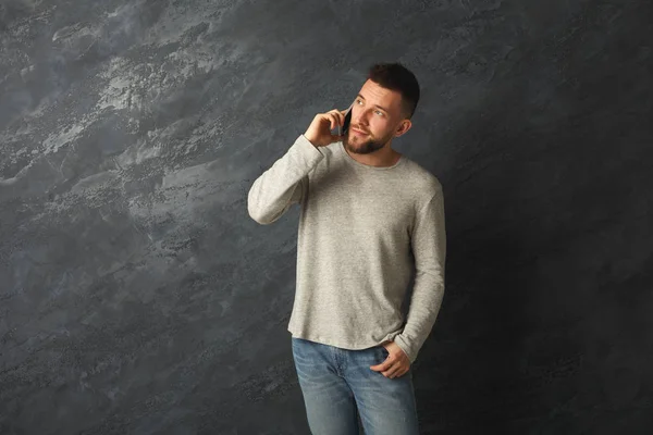 Sonriente hombre hablando en smartphone en estudio —  Fotos de Stock