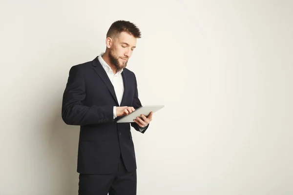 Guapo joven caucásico hombre de negocios — Foto de Stock