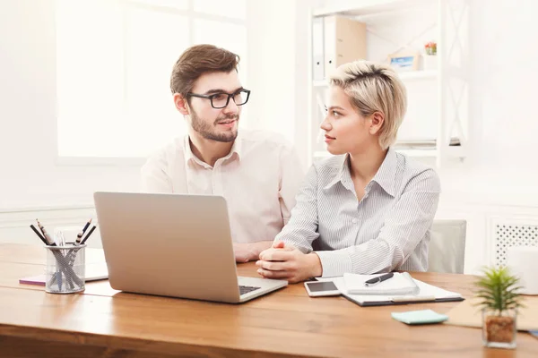 Par av unga kollegor arbetar på moderna kontor — Stockfoto