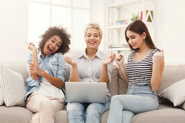 Drie mooie vrouwen met behulp van laptop thuis — Stockfoto