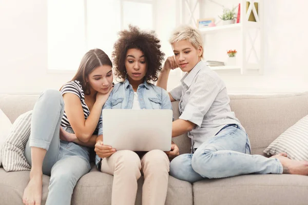 Drei überraschte Frauen mit Laptop zu Hause — Stockfoto